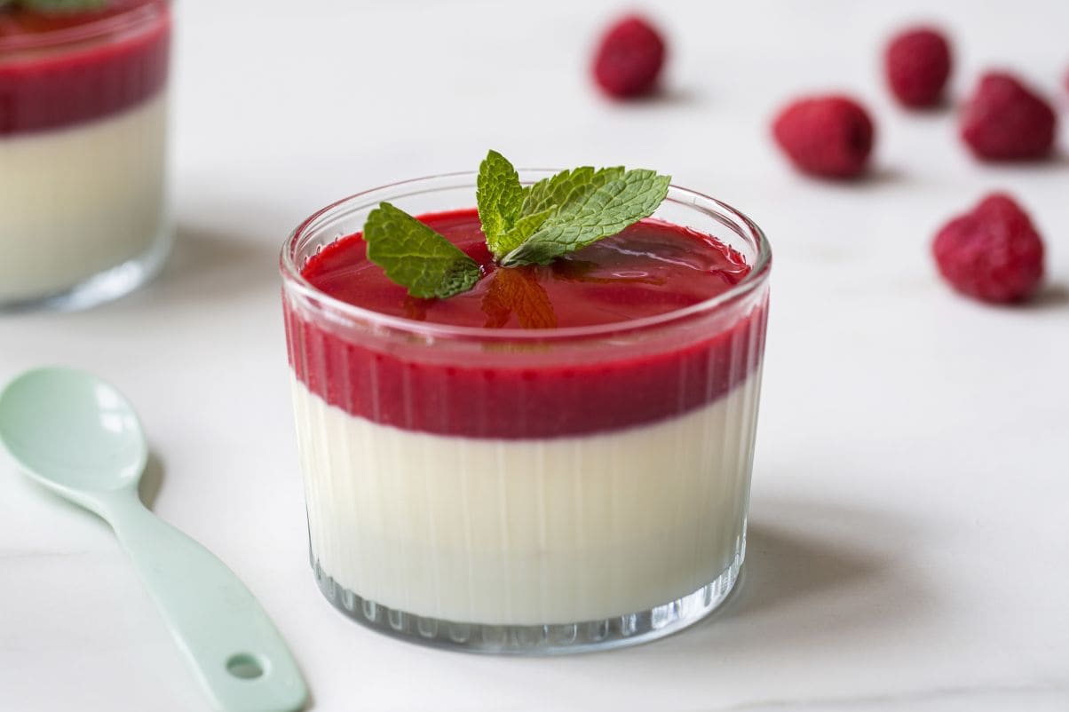 Panna cotta med bringebærsaus