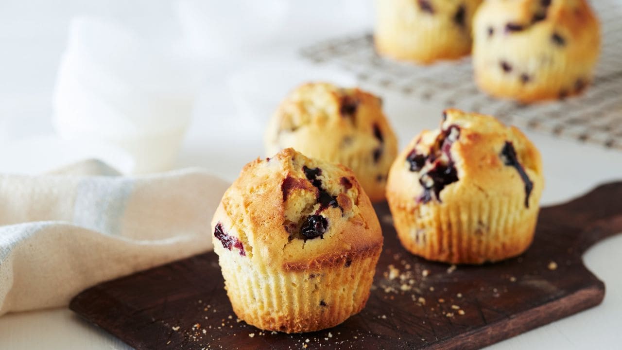 Blåbærmuffins Med Kefir Oppskrift fra TINE Kjøkken