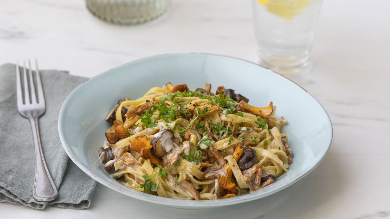 Kylling Med Pasta Og Pesto Oppskrift fra TINE Kjøkken