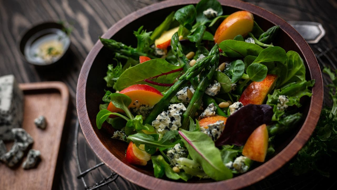 Salat Med Nektarin Og Selbu Blå® - Oppskrift fra TINE Kjøkken