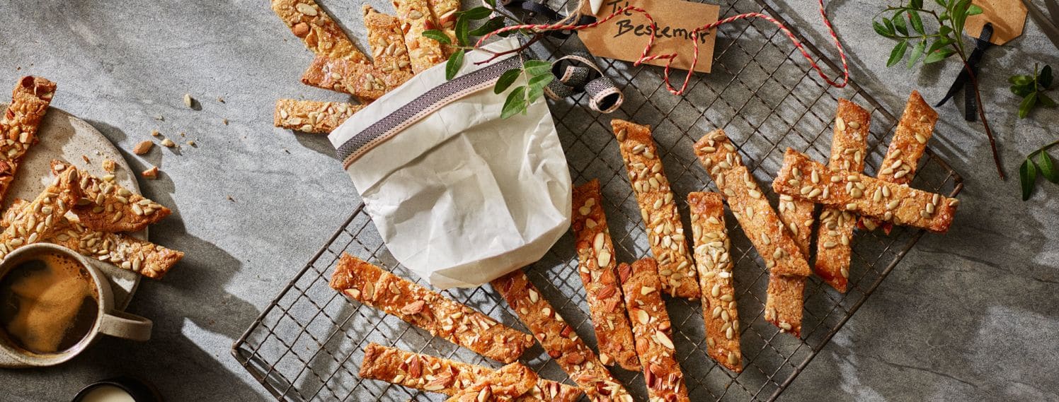 Nystekte brune pinner på en rist, og en gavepose med lapp der det står Til bestemor