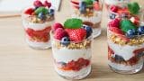 Yoghurt-trifle med granola og bær