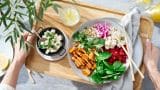 Middagsbowl med søtpotet, salatost og byggryn