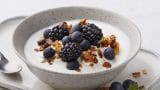 Hjemmelaget brunostmusli med yoghurt