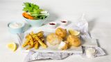 Fish’n’chips med grønnsaker og fetadipp