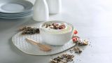 Yoghurt naturell med crispy knekkebrød, druer og honning