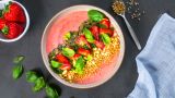 Smoothie bowl med jordbær og basilikum