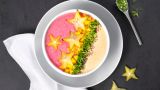 Tofarget smoothie bowl med stjernefrukt og spirer