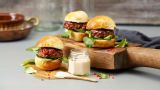 Sliders med glasert burger og chilidressing