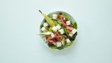 Salat med hvit geitost, pære, karamelliserte hasselnøtter og fennikel 