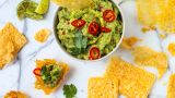 Ostechips med guacamole