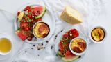 Jarlsberg® ostesuffle med tomat og vannmelonsalat