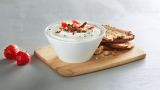 Vaniljeyoghurt med ristet rugbrød, jordbær og pepper