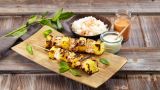 Ananas- og kyllingkebab med kokostomatsaus og rømme