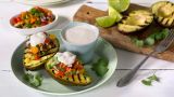 Grillet avokado fylt med frisk salsa rømme