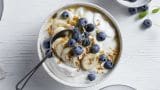 Proteinfrokost med gresk type yoghurt, blåbær, banan og müsli