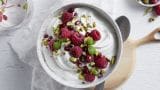Proteinfrokost med gresk type yoghurt, friske bringebær, granateple og pistasjnøtter