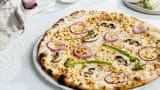 Hvit pizza med sopp, brokkolini og rødløk