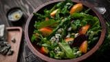 Salat med nektarin og Selbu Blå