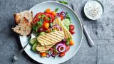 Gresk salat med TINE® Grill & Stek og tzatziki