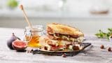 Selbu Blå-toast med fiken, nøtter og honning