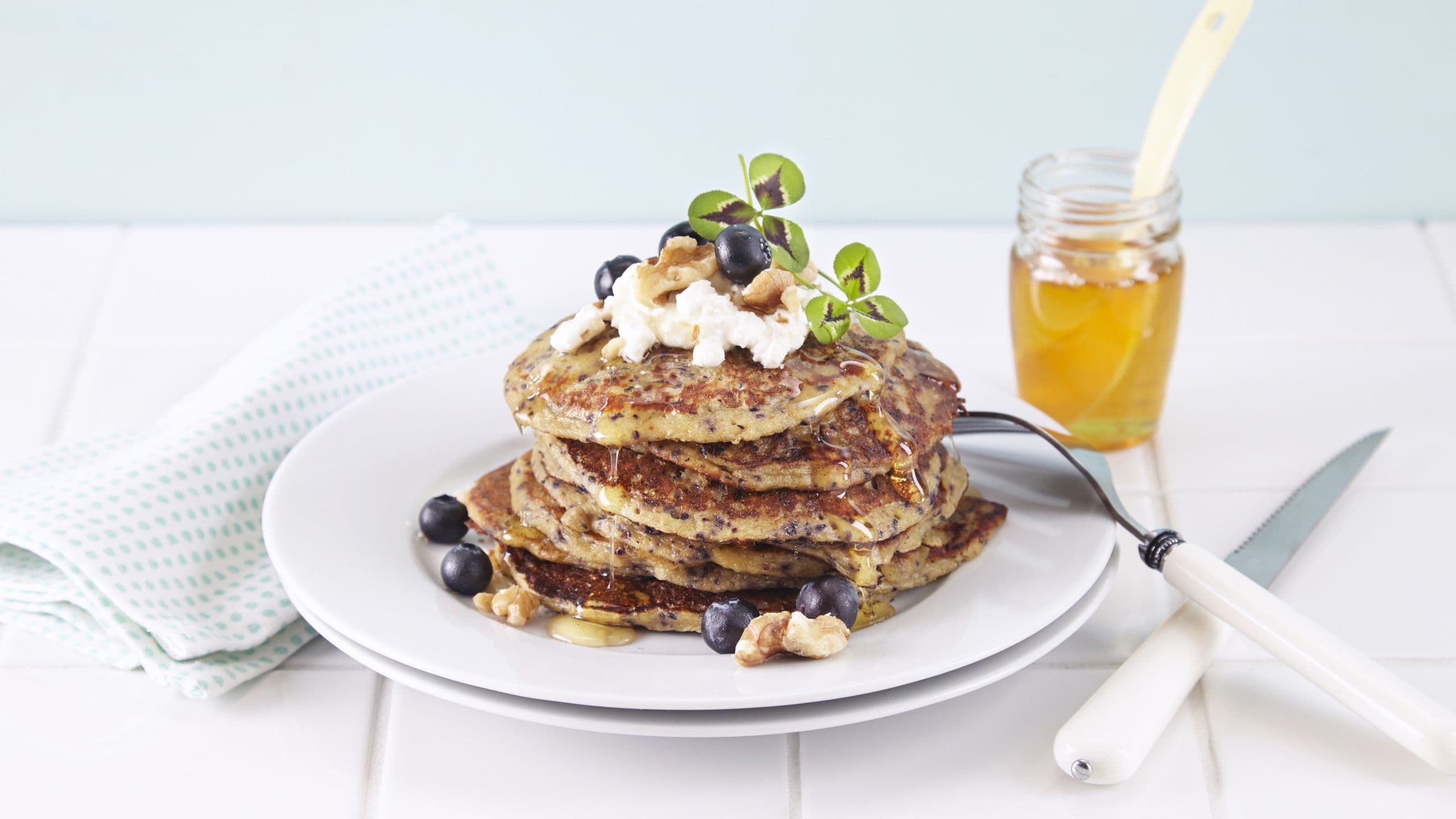 Pannekaker Med Cottage Cheese Og Blåbær Oppskrift fra TINE Kjøkken