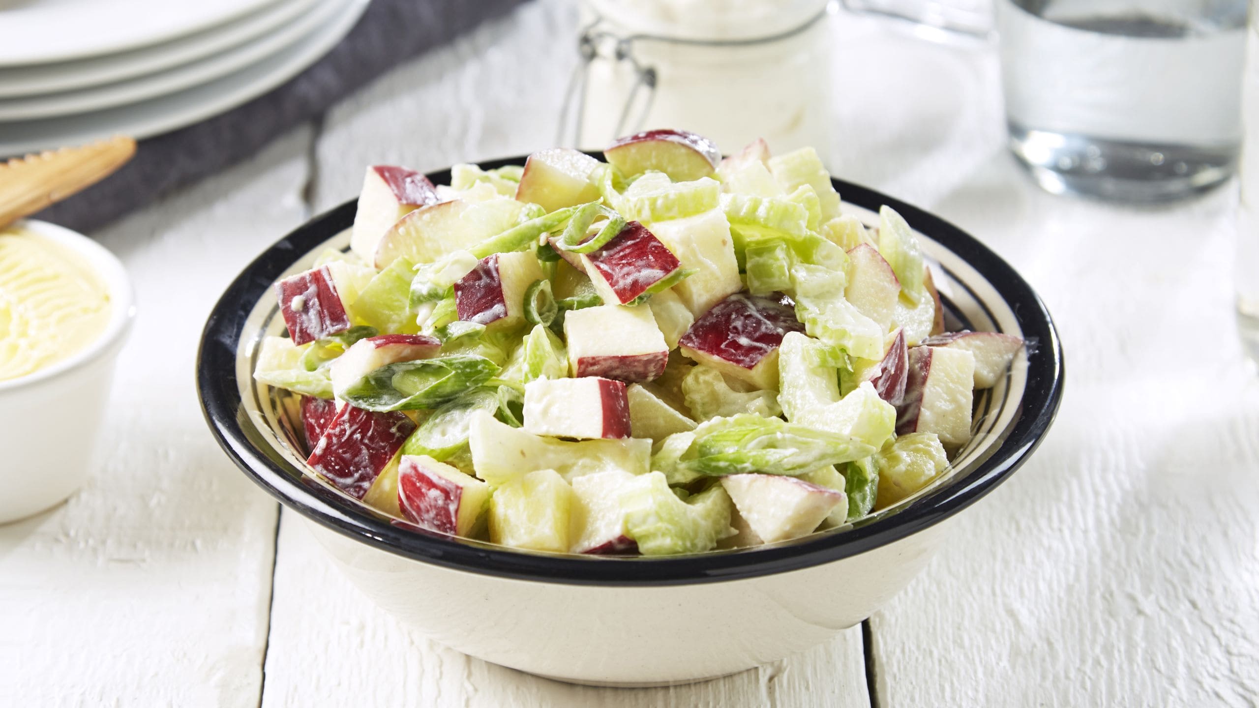 Potetsalat Med Epler Oppskrift fra TINE Kjøkken