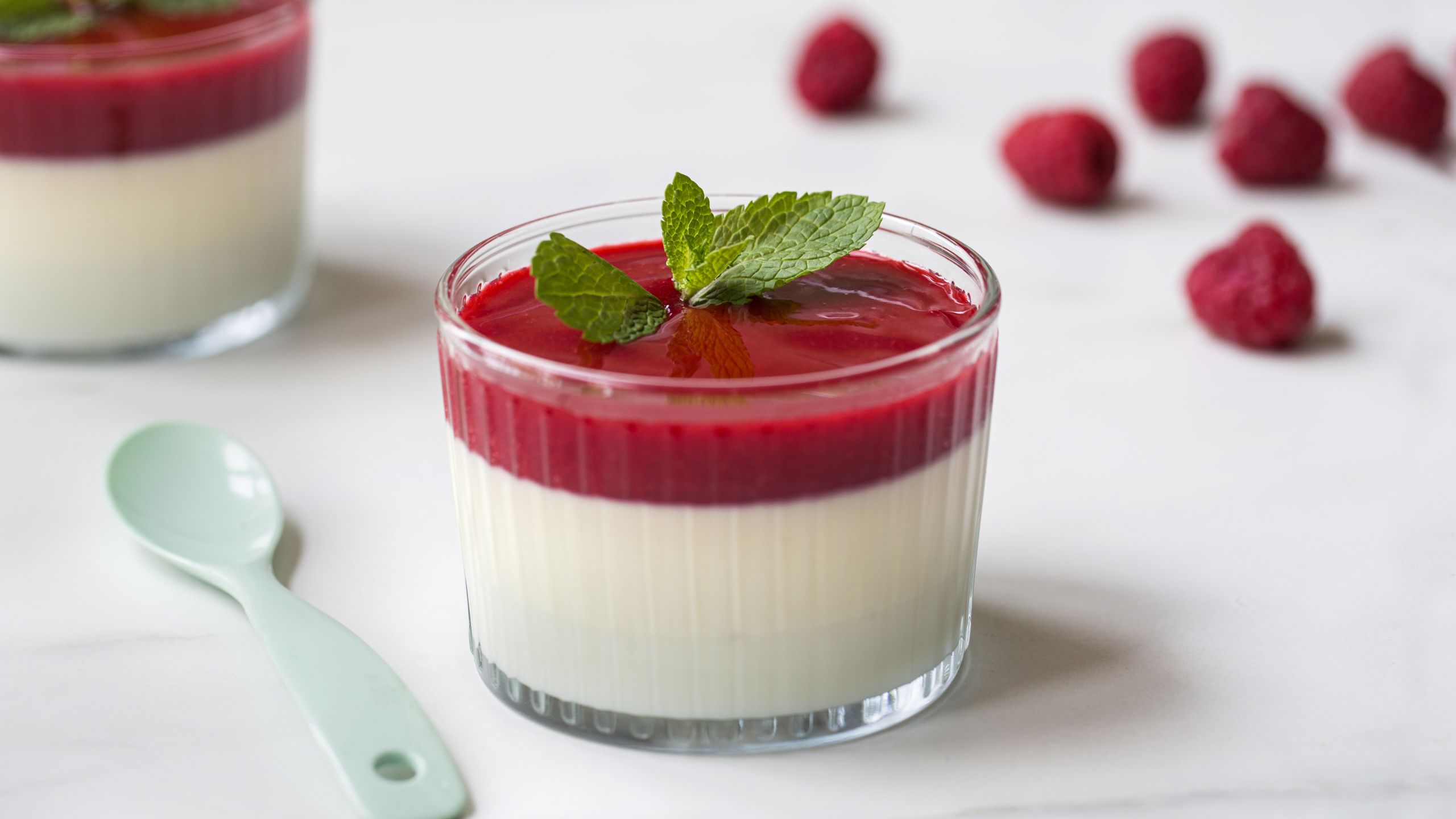 Panna Cotta Med Bringebærsaus Oppskrift fra TINE Kjøkken