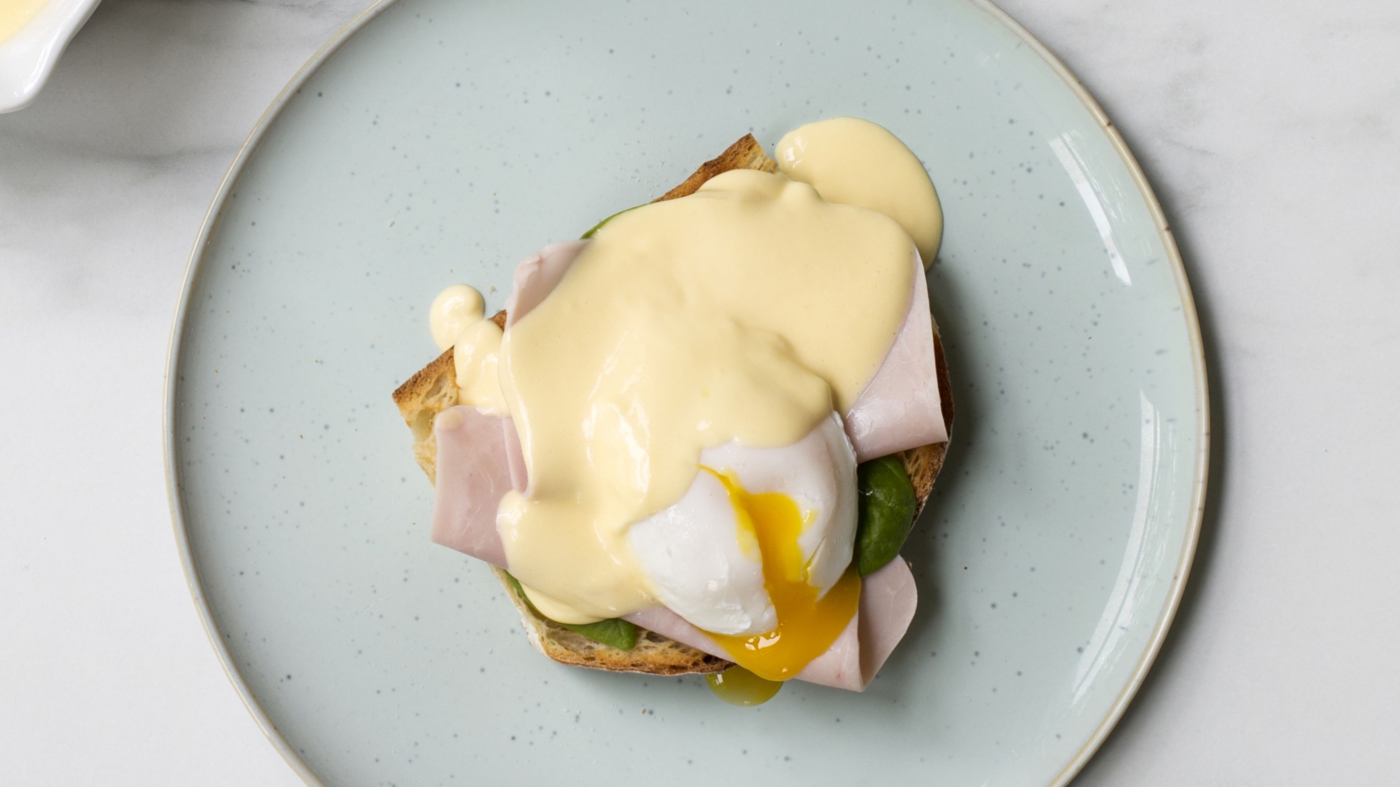 Eggs Benedict med Crème Fraîche-hollandaise
