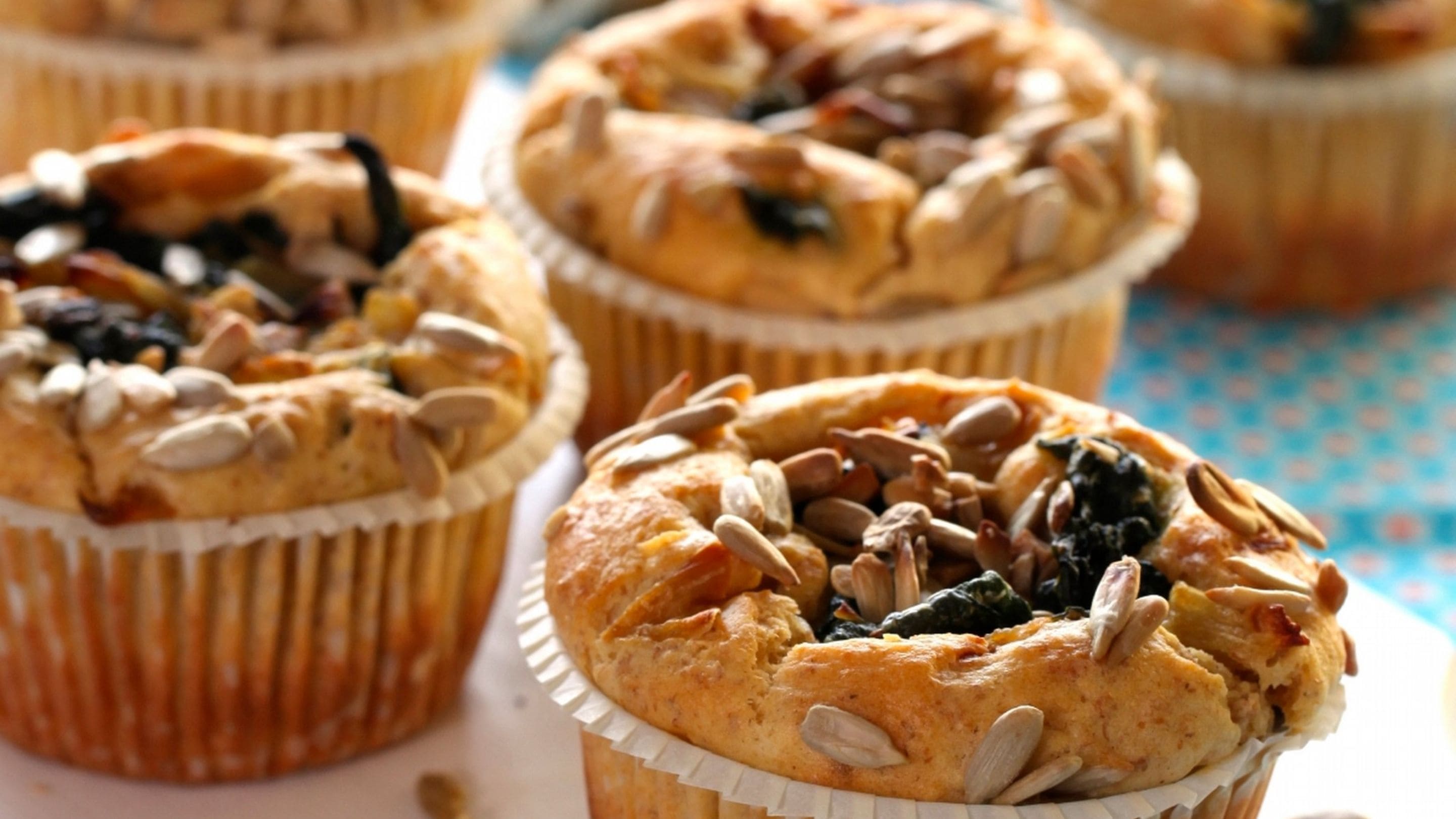 Muffins med kesam, spinat og solsikkefrø