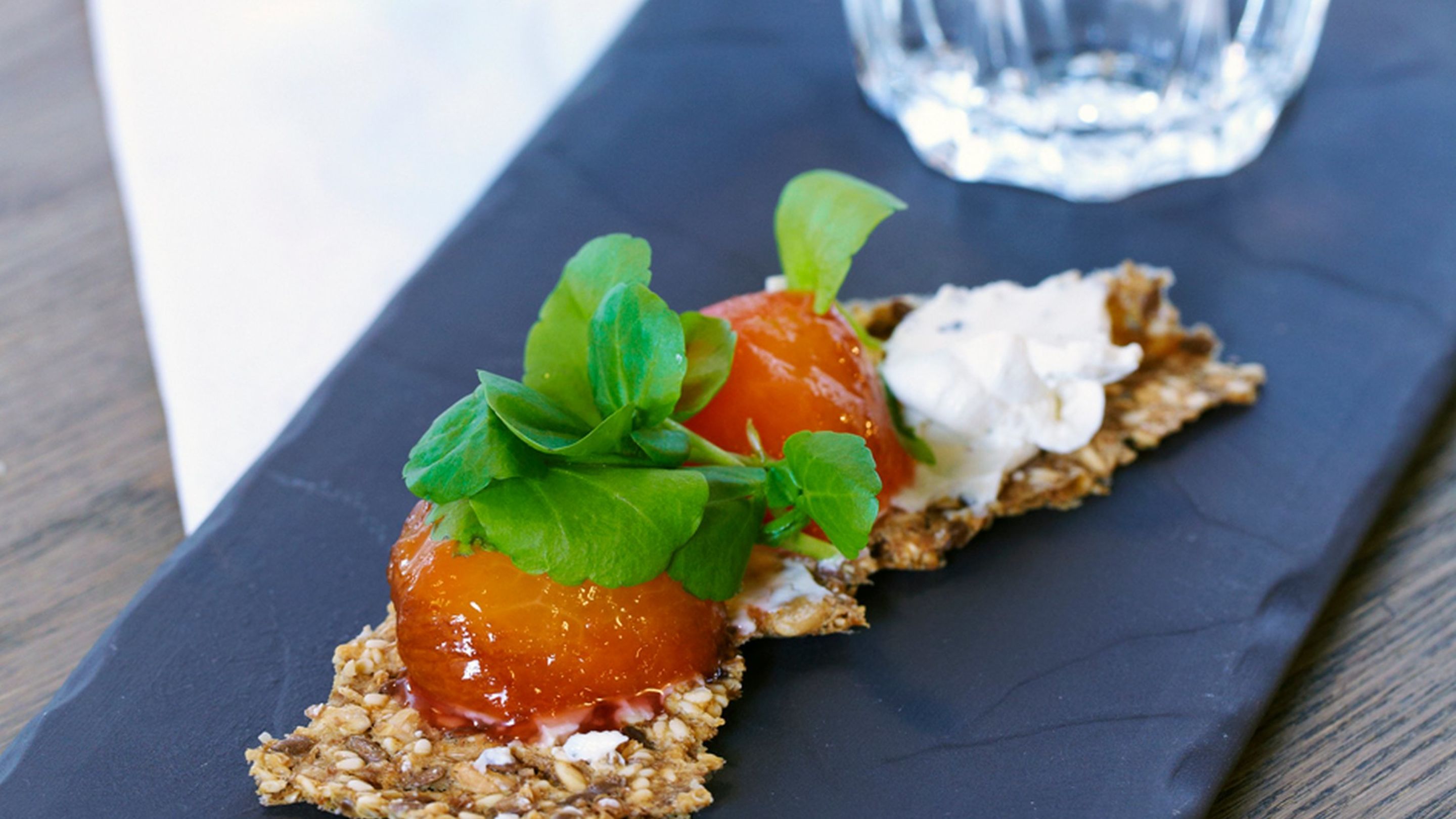 Knekkebrød med Snøfrisk og plommer