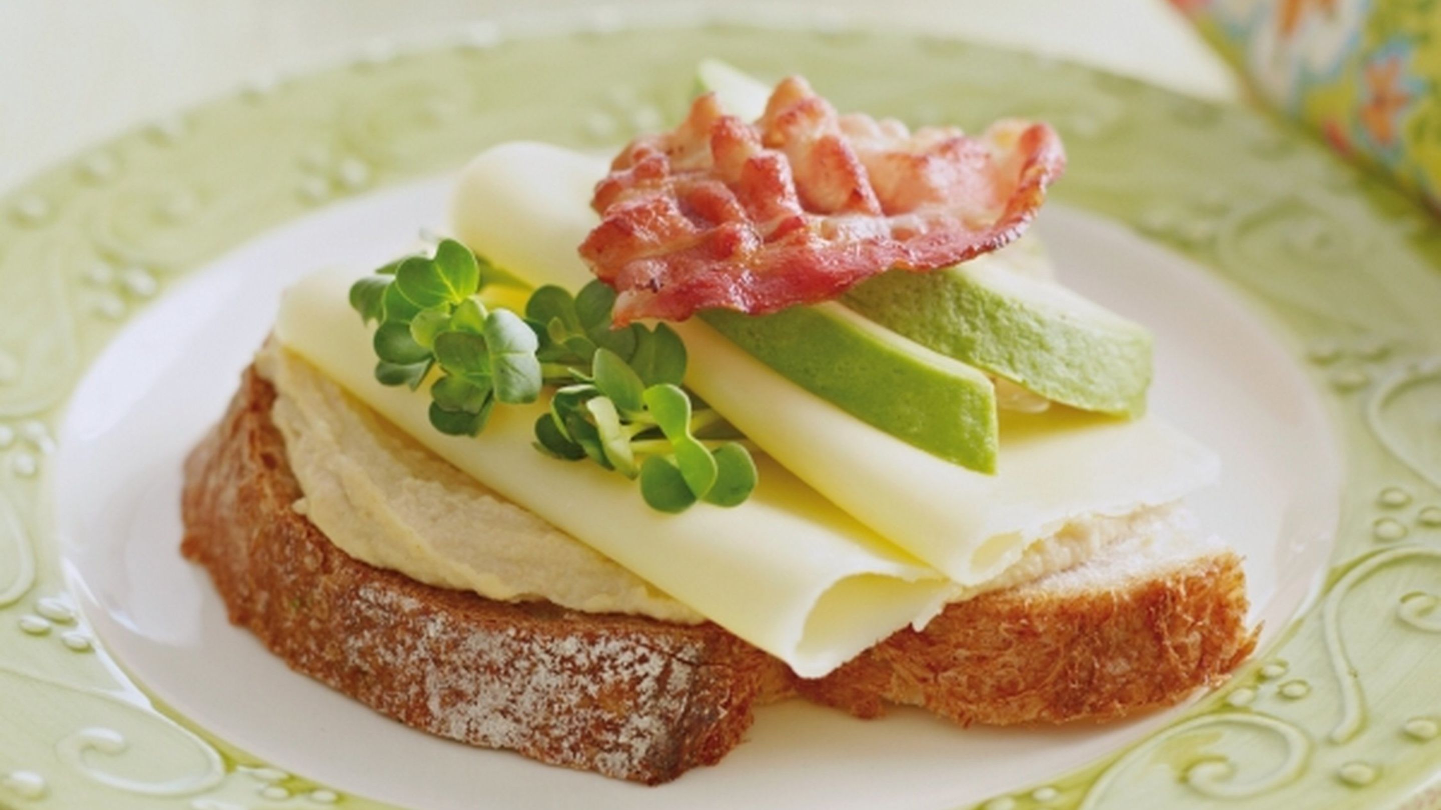 Ostemat med hummus, avocado og bacon