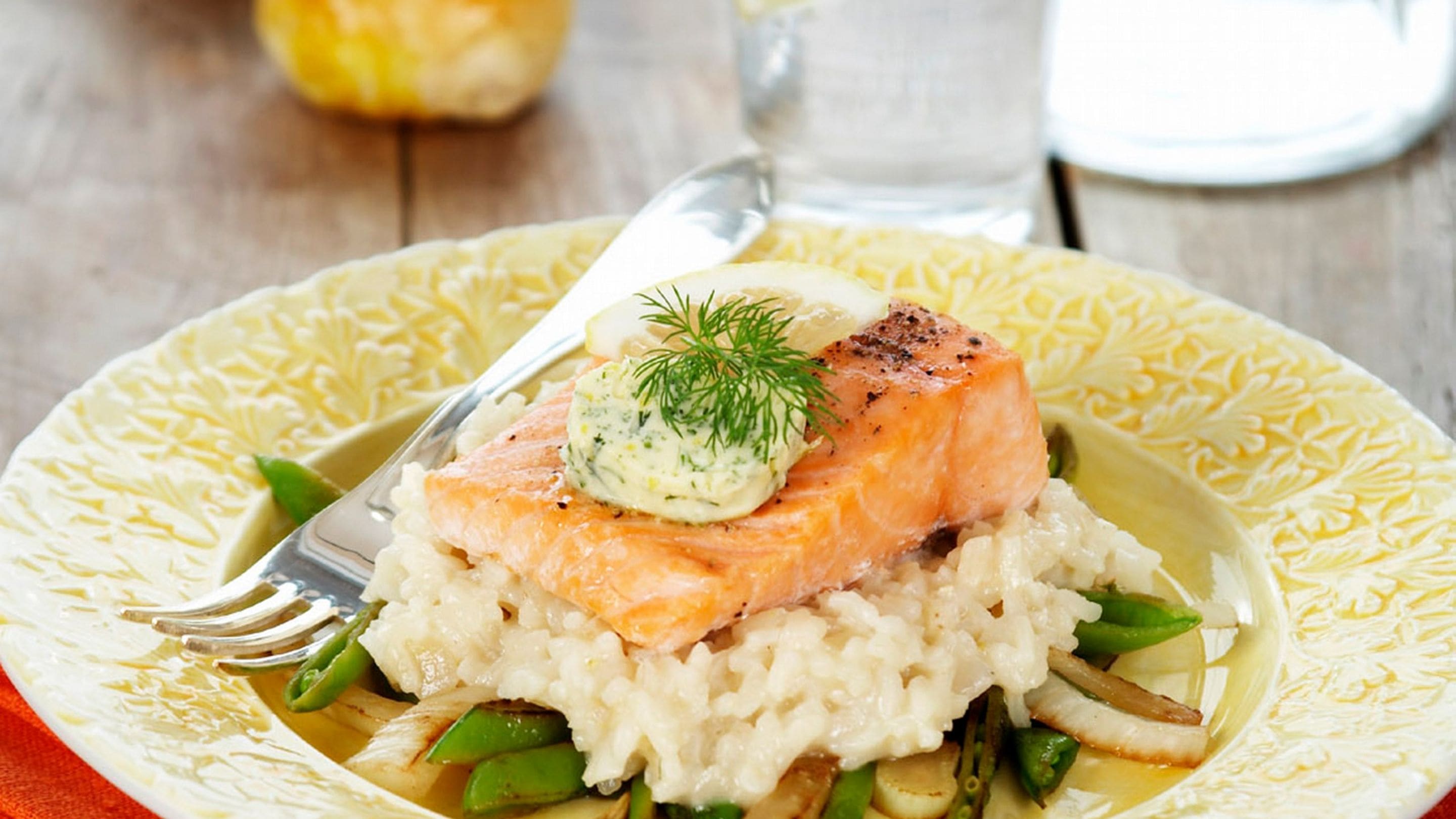 Ovnsbakt laks med dill- og sitronsmør og risotto