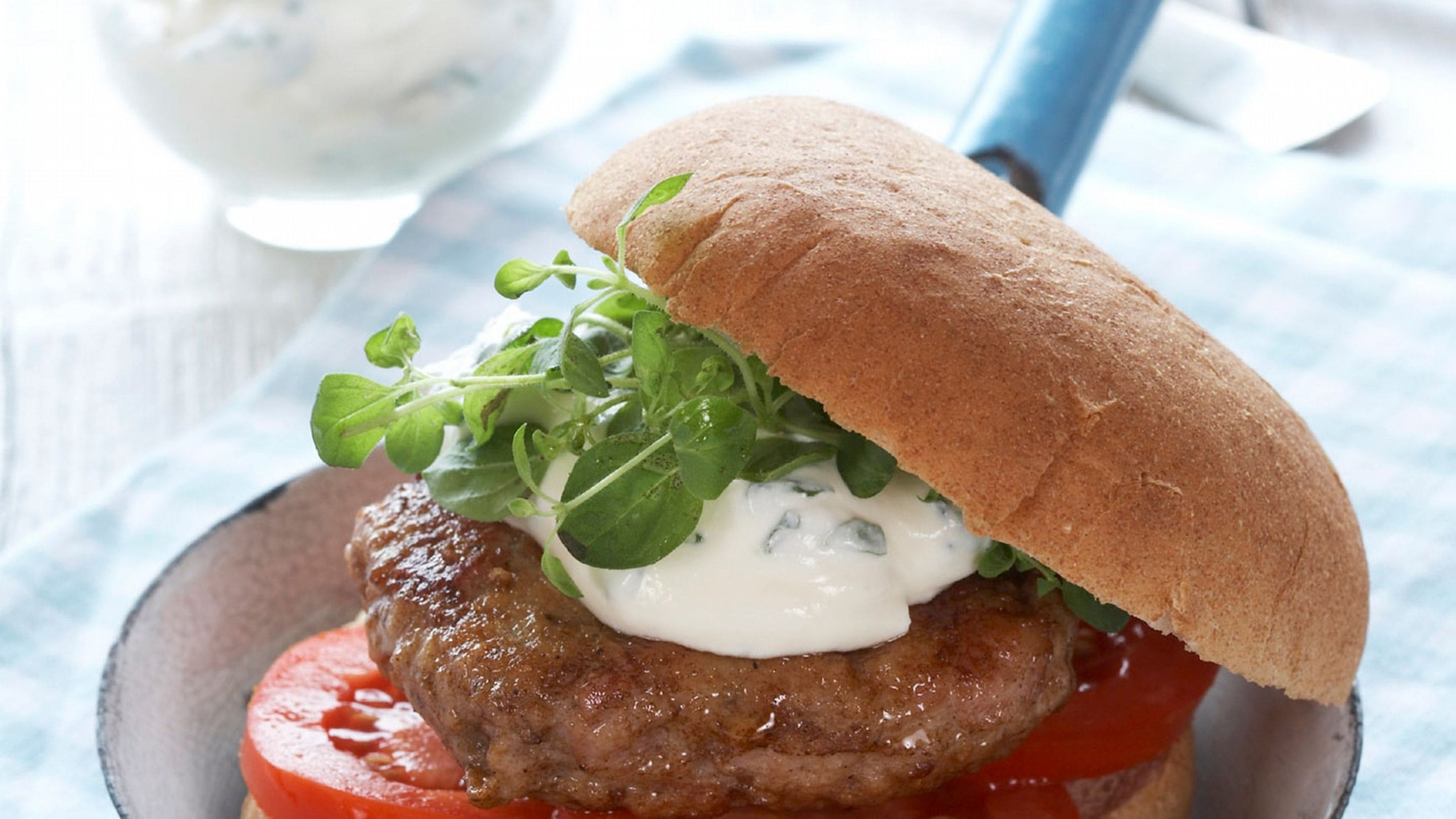 Hjemmelaget burger med basilikumkrem