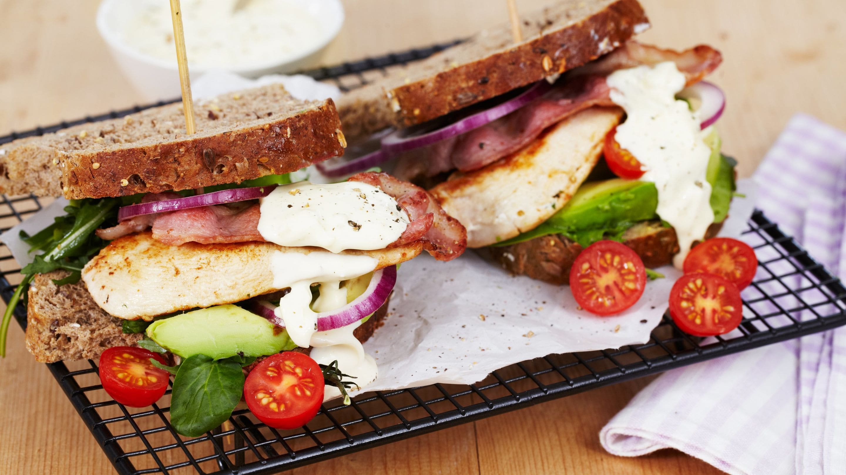 BLT sandwich med kylling og avokado