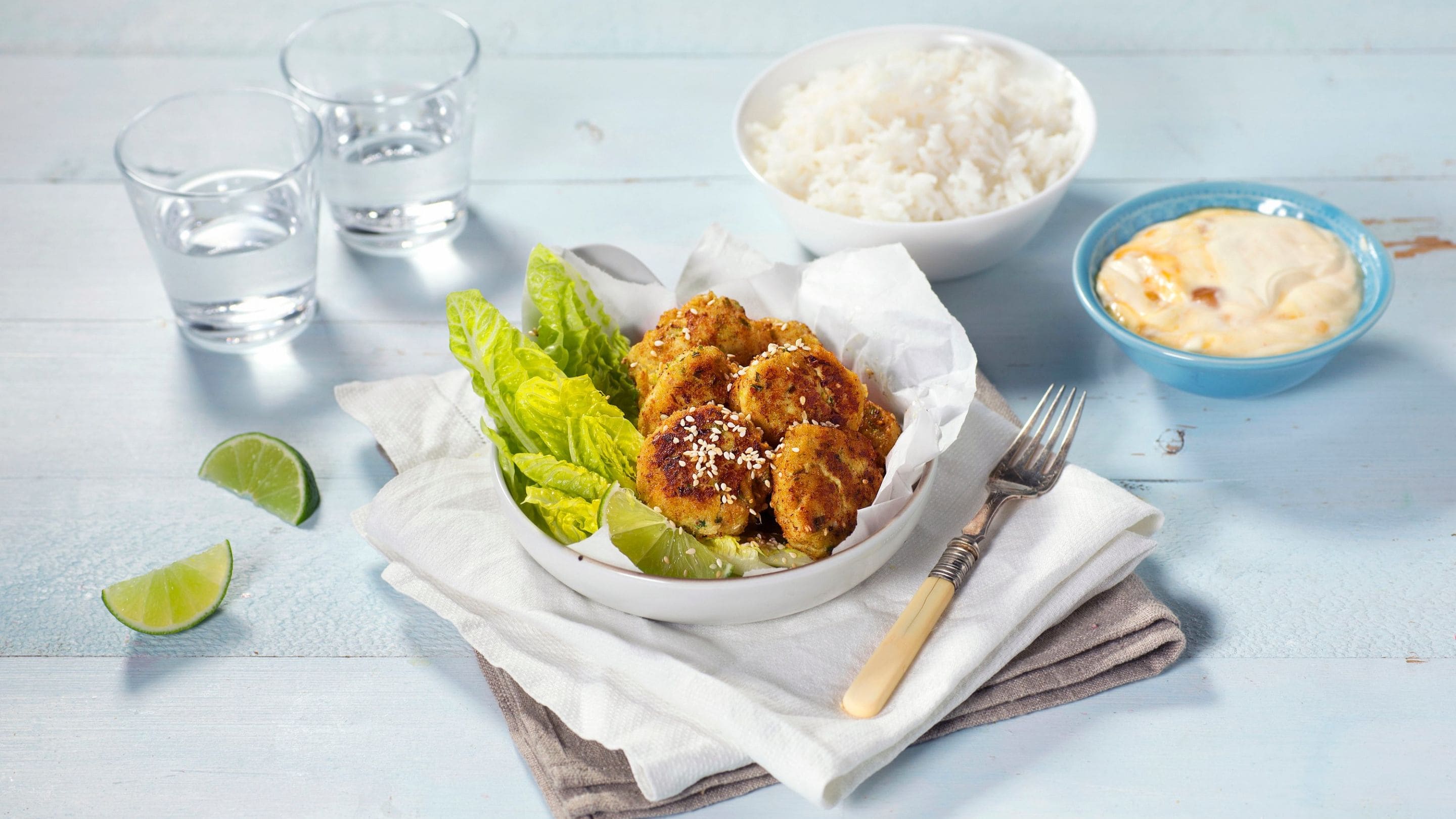 Asiatiske fiskekaker med mango- og rømmedressing