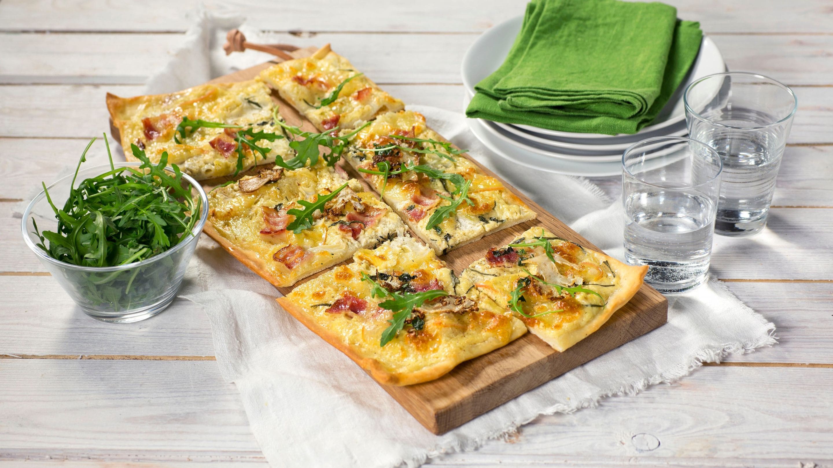 Hvit pizza med Port Salut, blomkål og bacon