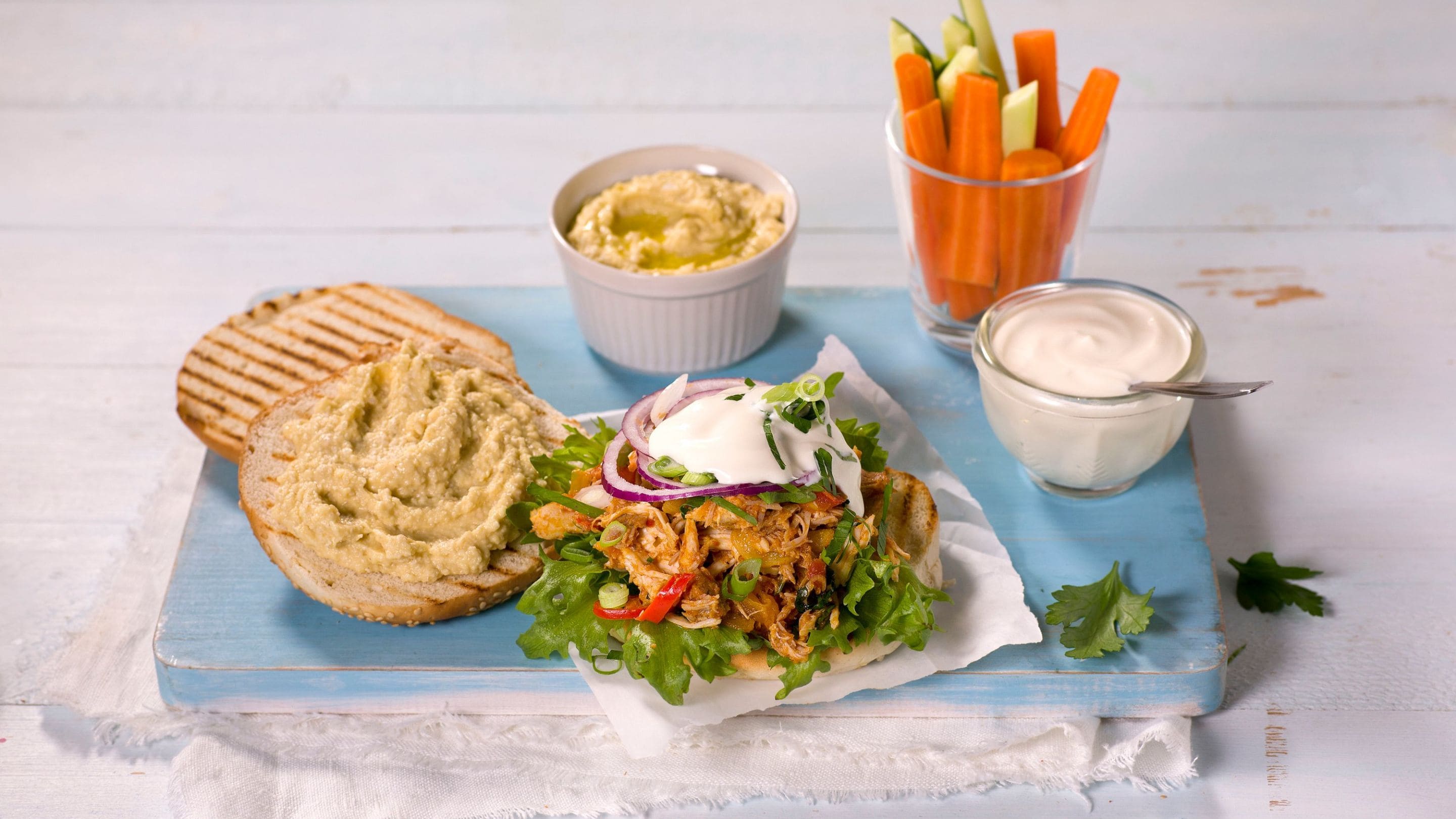 Pulled chicken-burger med hummus