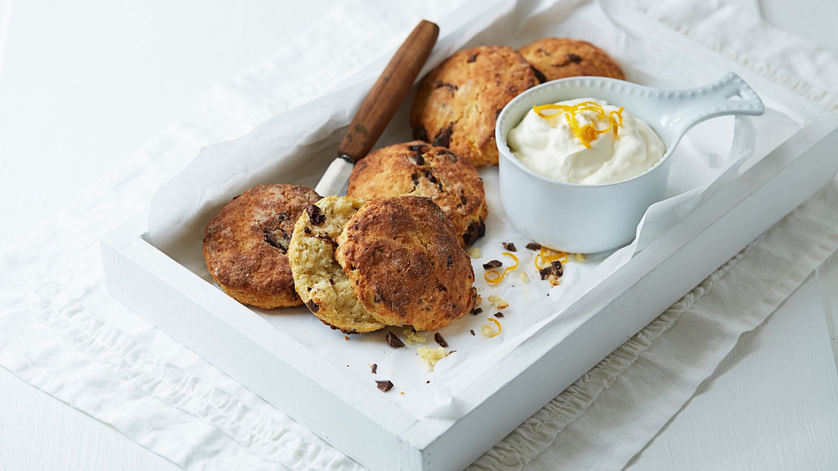 Appelsin og sjokoladescones- med pisket krem