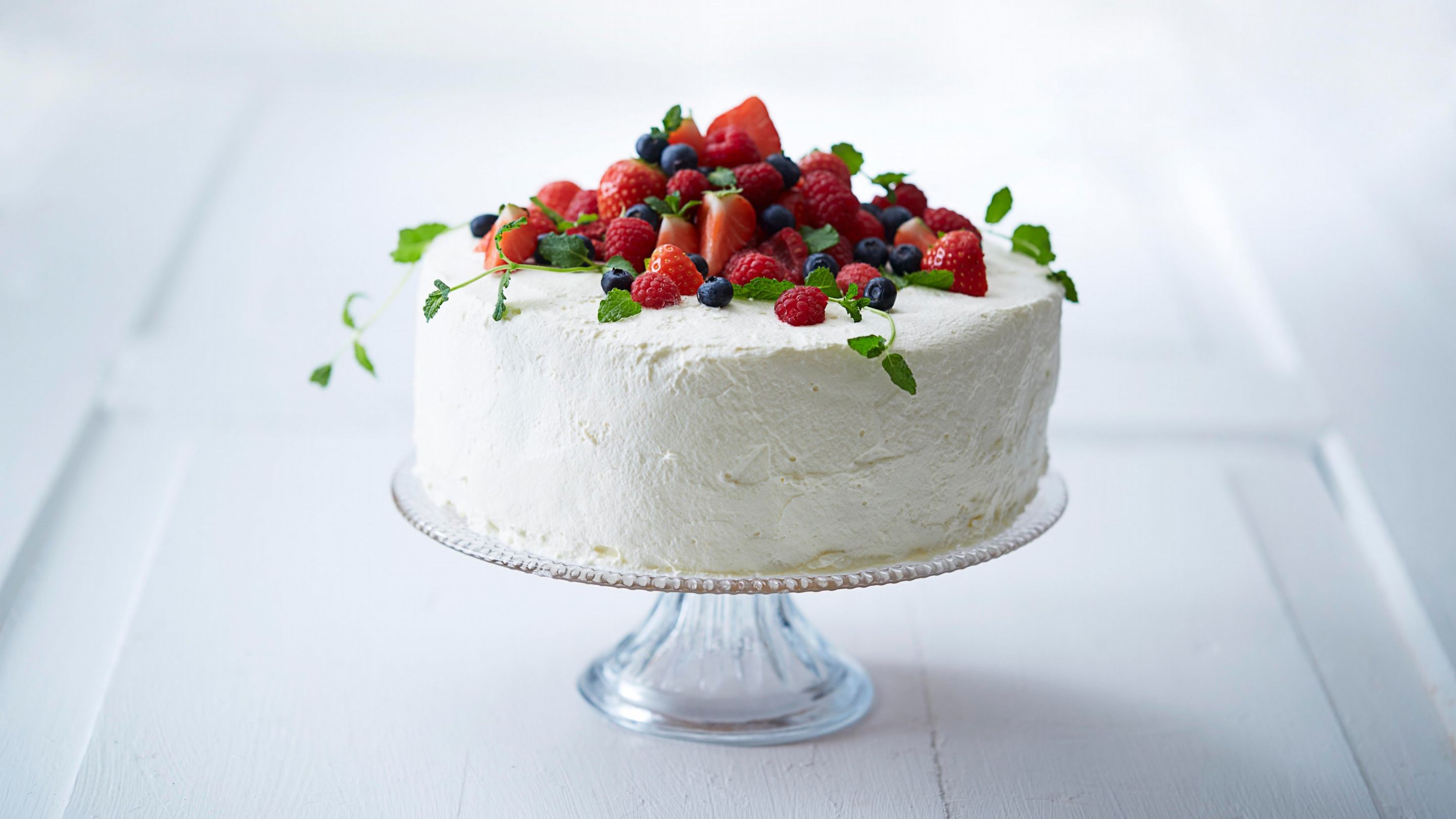Bløtkake med vaniljekrem og bær