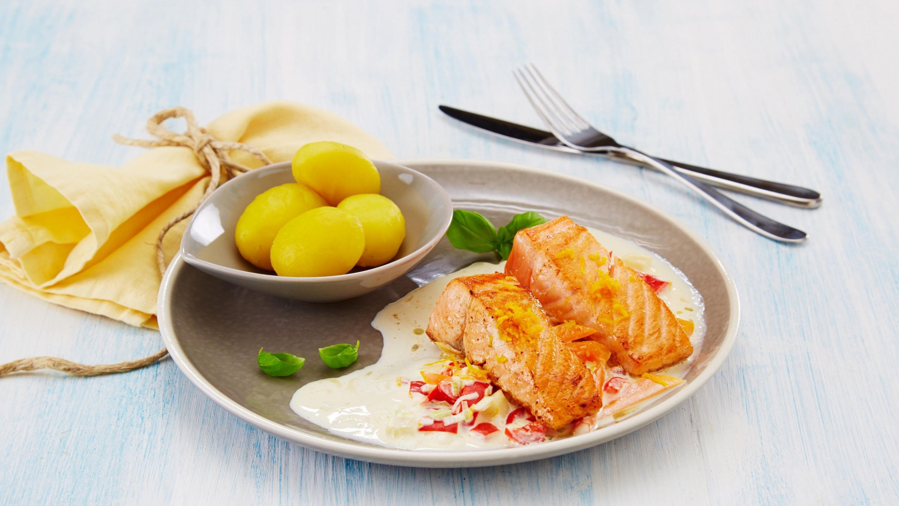 Laks med appelsinsaus