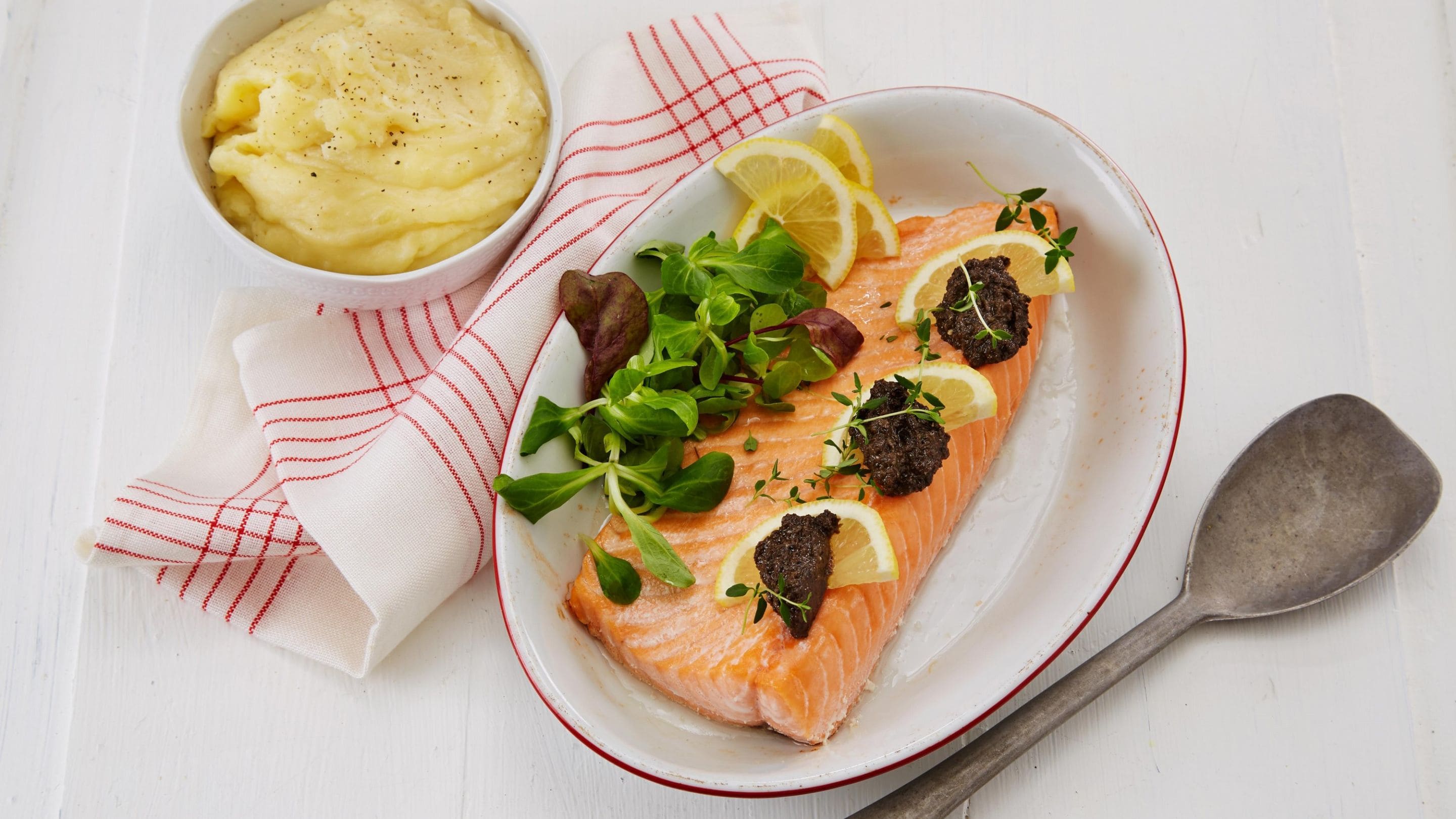 Ovnsbakt laks med sitrontapenade