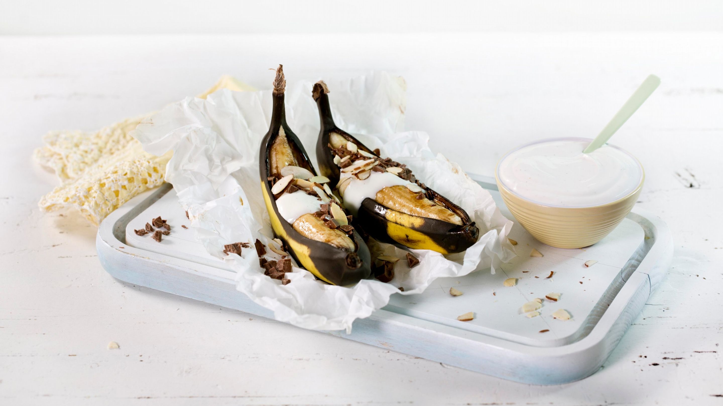Bakt banan med melkesjokolade og vaniljekesam