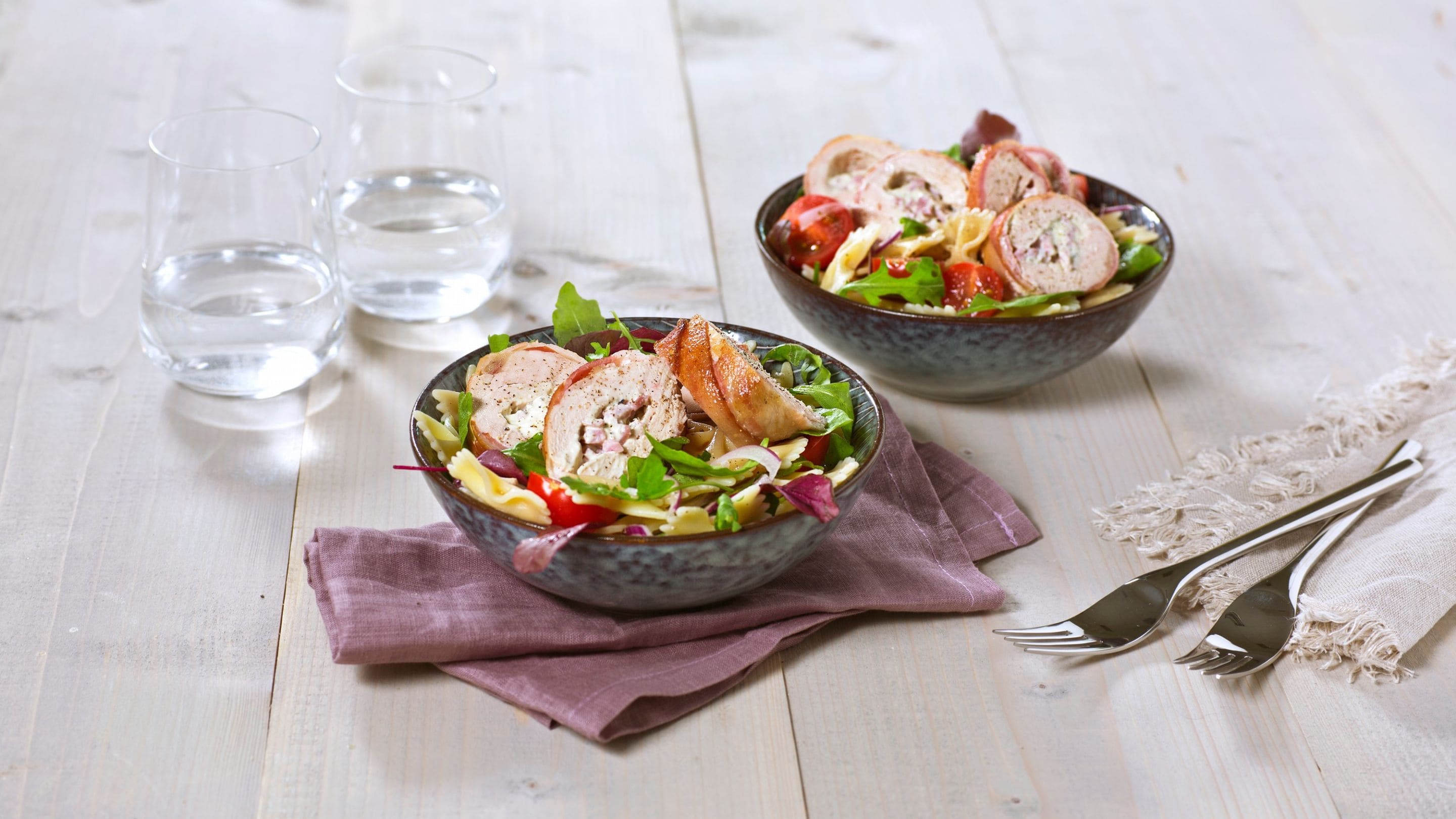 Fylt kyllingfilet med pastasalat