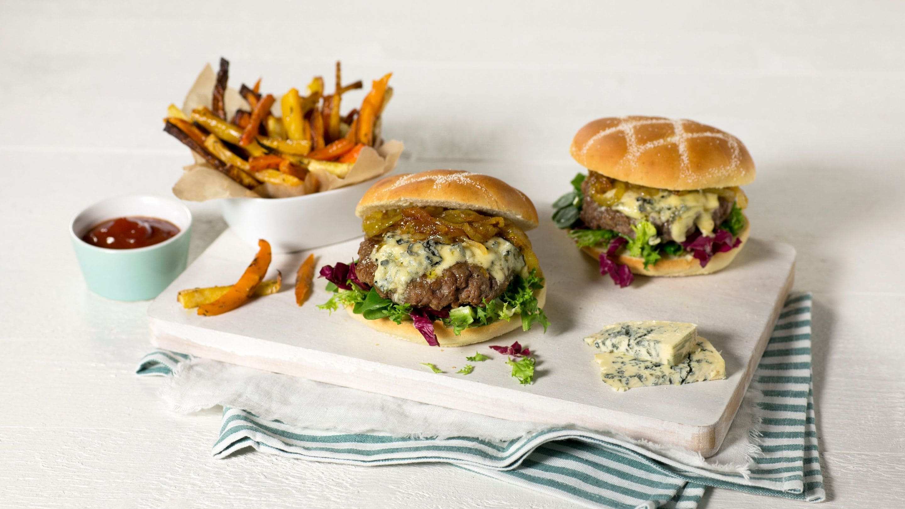 Hamburger med blåmuggost og ovnsbakte rotgrønnsaker