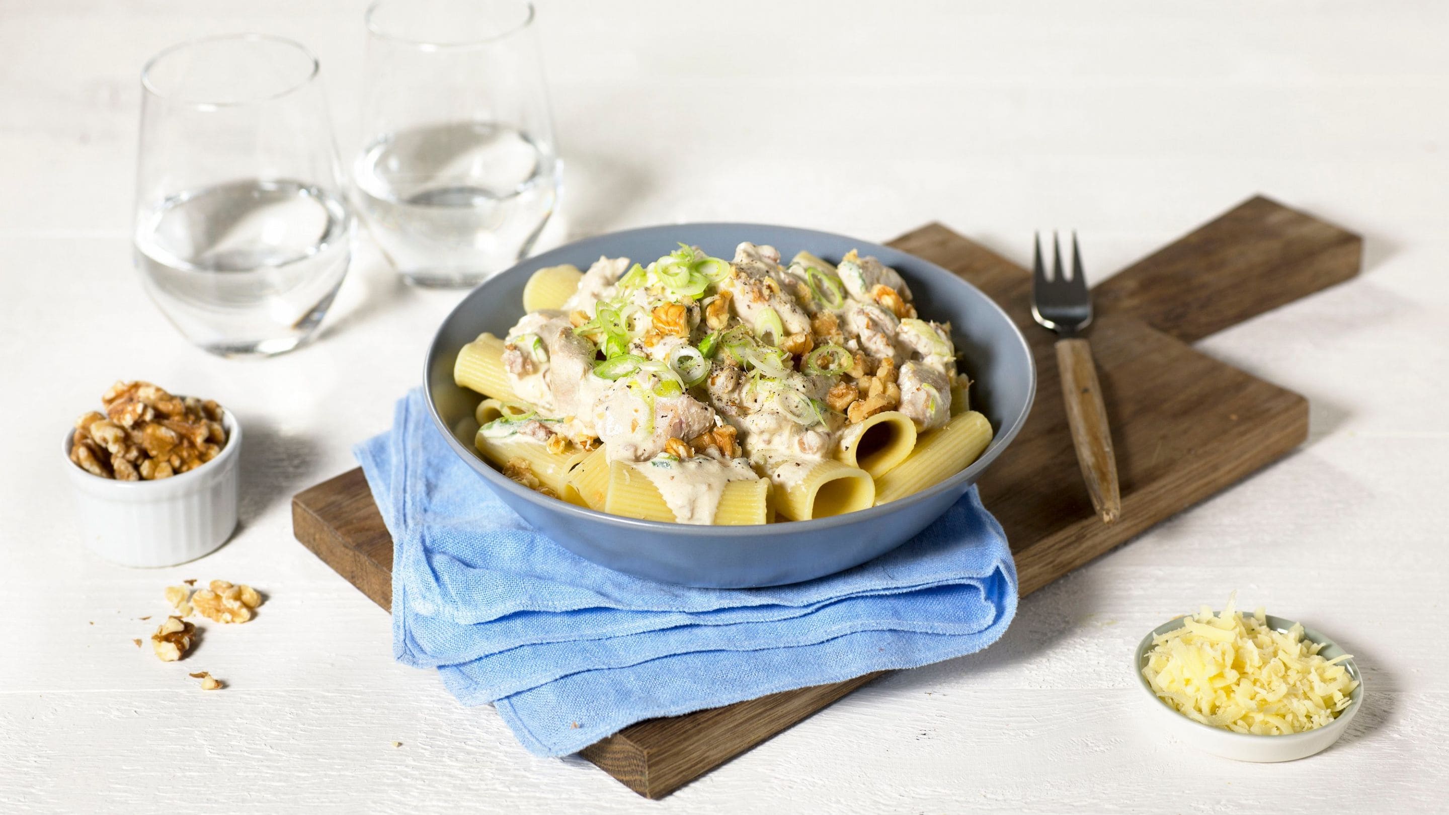 Pasta med kylling og nøtter i fløtesaus