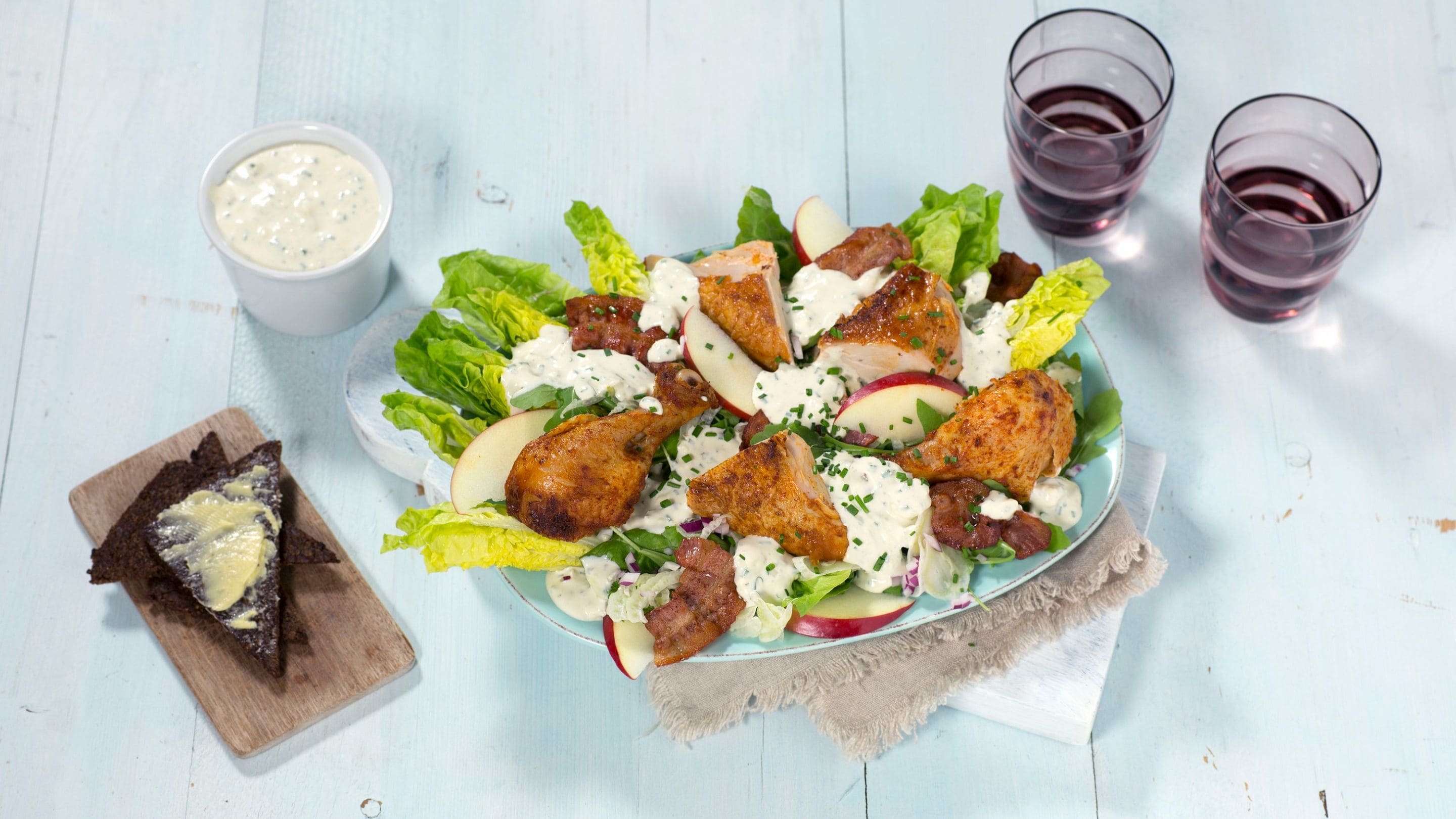 Kyllingsalat med blåmuggostdressing