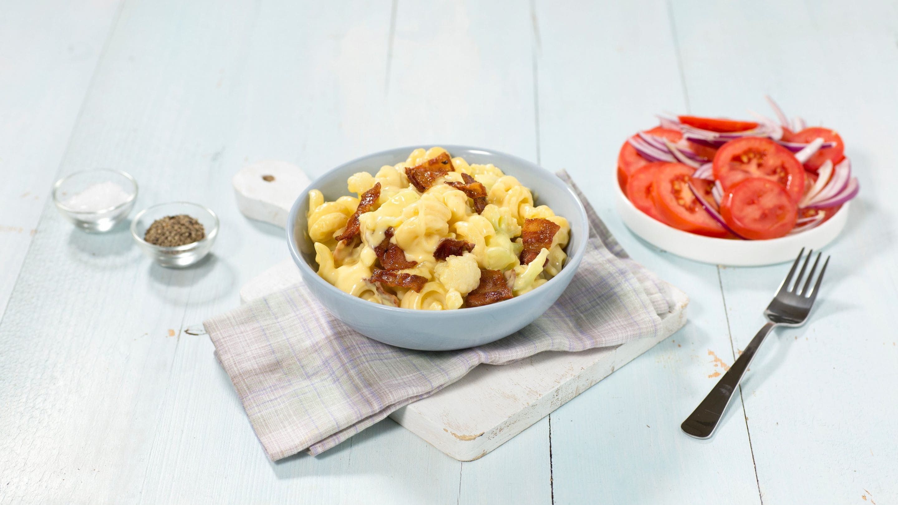 Mac ’n’ cheese med blomkål og tomatsalat