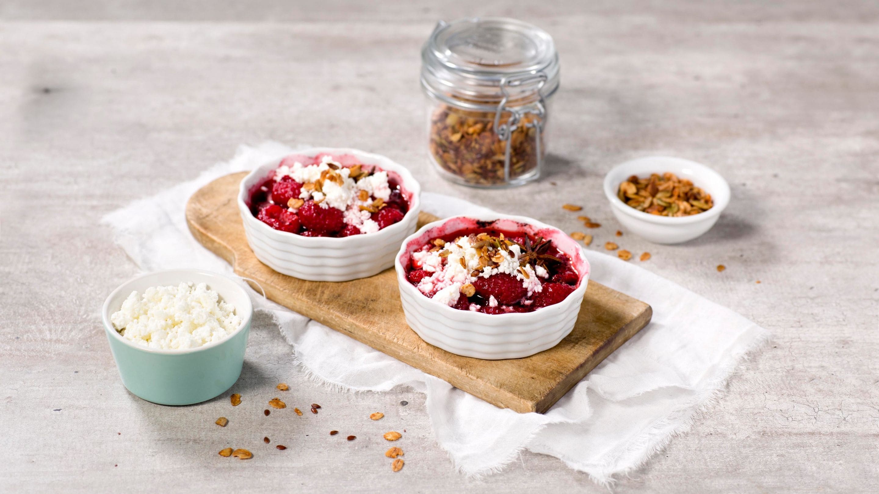 Skjørost med bakte bringebær og granola