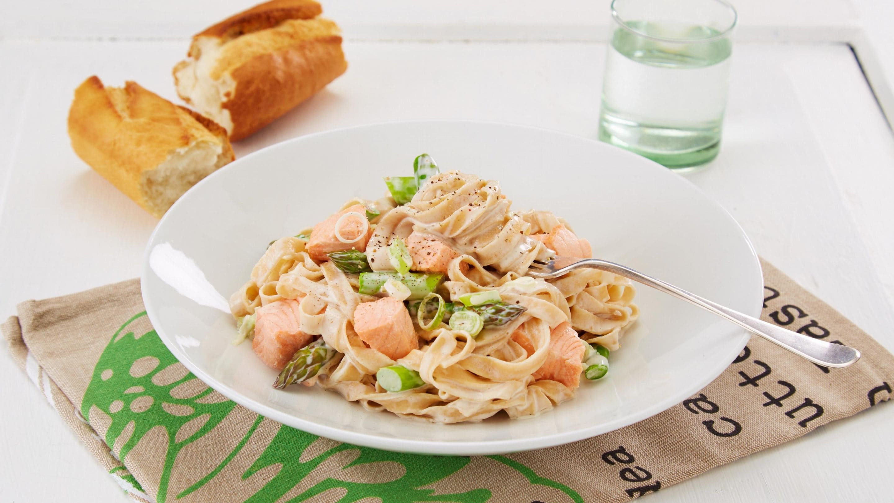 Laks med pasta og asparges